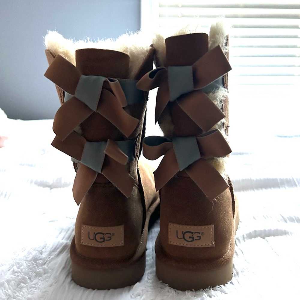 Bailey Bow UGG boots that have never been worn before in a size 8!🫶